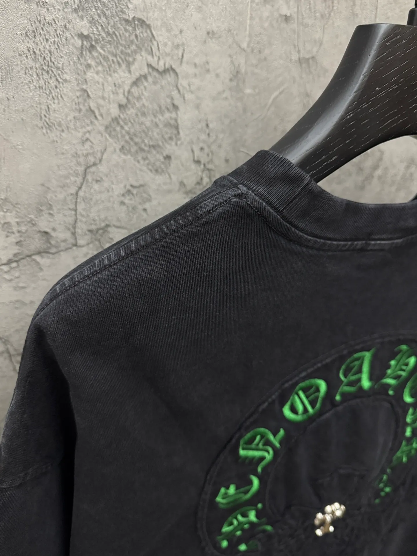 P240 top version, real shot without P, ​​different from market currency) 𝗖𝗵𝗿𝗼𝗺𝗲 𝗛𝗲𝗮𝗿𝘁𝘀/Croxin 2026 spring new original single counter American washed patch embroidered couple short sleeves 👑The highest version! Customized fabric 320 grams, washed and fried. Best-selling model at the counter. Very comfortable to wear. Accessories: Original molded and authenticated collar label➕100% silk wash label. Genuine purchase-grade original hangtag➕matching hanging rope➕3D hanging beads➕original packaging bag. Craftsmanship: The original version has consistent wiring! The highest version of the armhole matching technique! Color: Gray Black Size: S M L XL Style No.: 6601